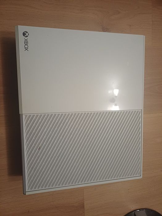 Продам приставку xbox one  console