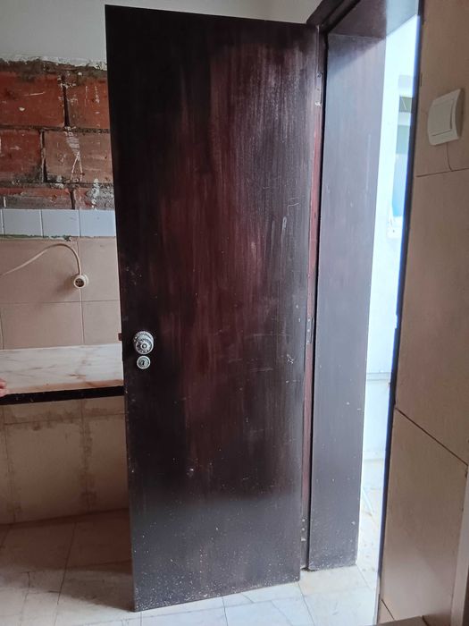 Portas interiores em madeira com ferragens