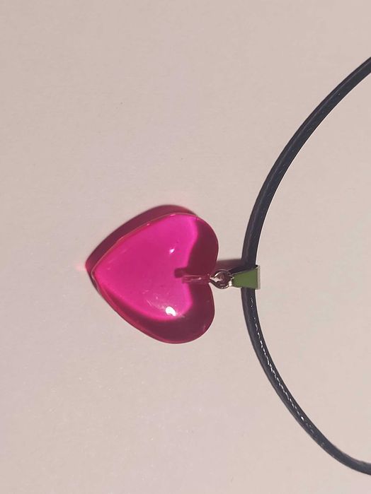 Colar Coração Rosa – Pingente Transparente, Fio Preto Leve e Ajustável