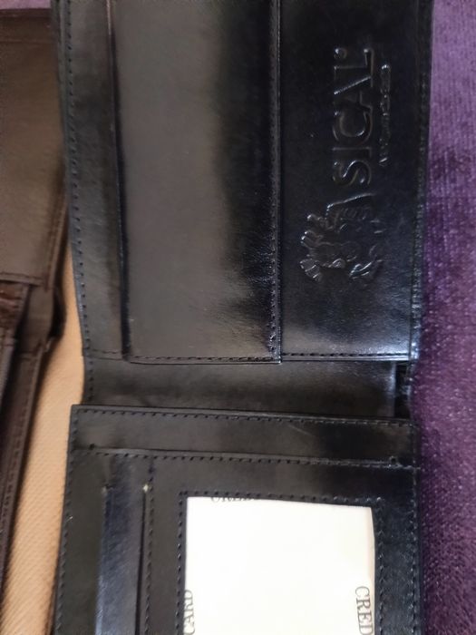 Carteiras  em pele castanha e preta ambas novas