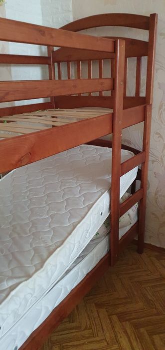Двохярусне ліжко