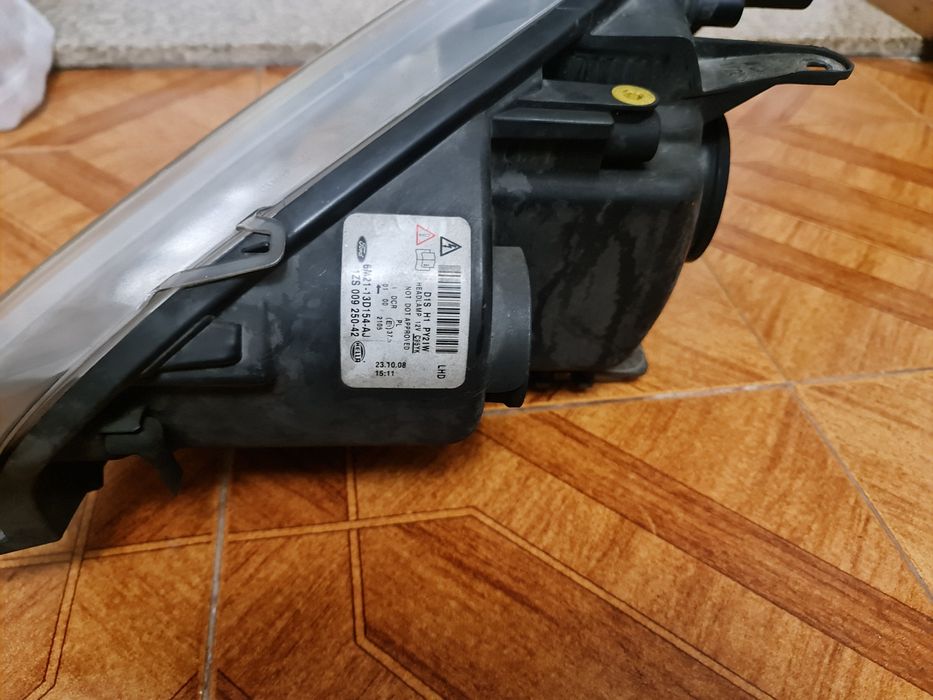 Boas. Vendo farois  de FORD  s max 2008. Bixenon.