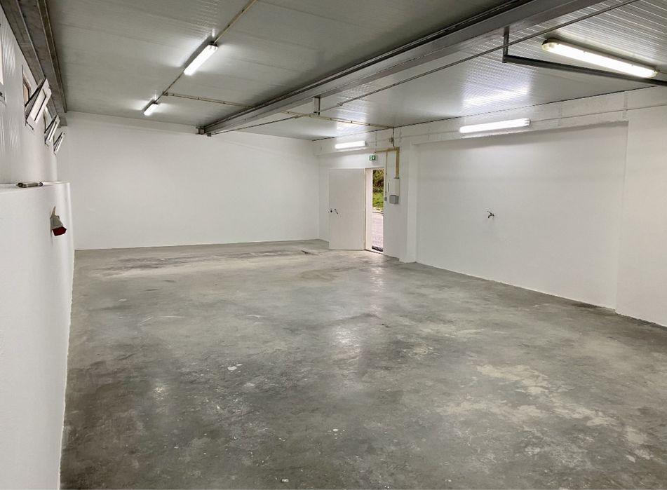 Alugo armazém com 100m2 amplo com WC