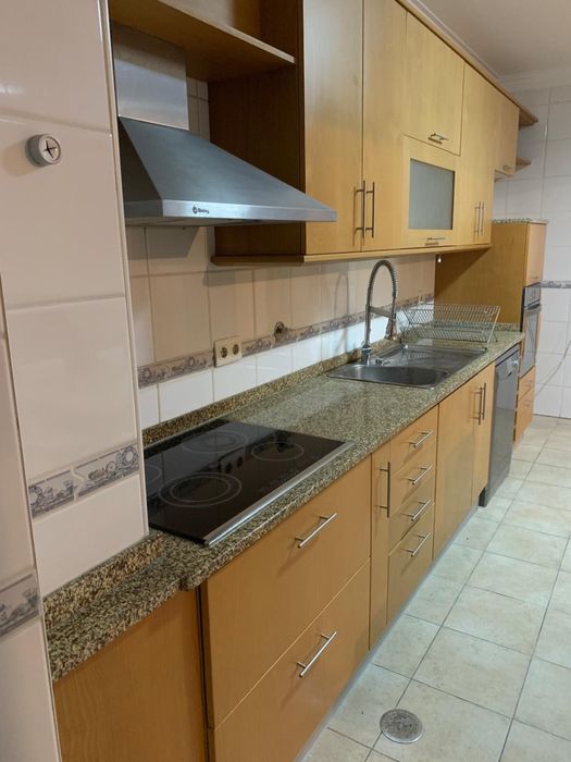 Aluga-se apartamento T3 com garagem