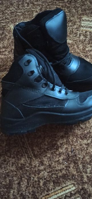 Продам кросівки поліція