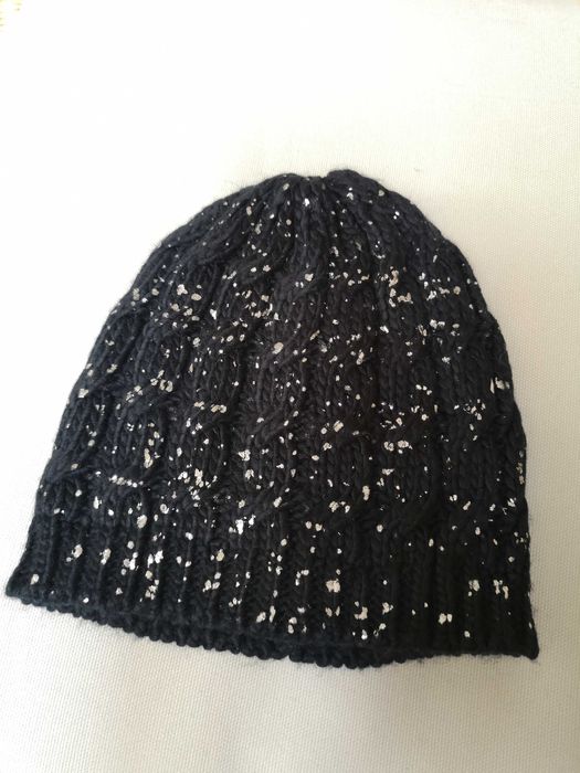 Czapka nowa czarna ze stebrnym zdobieniem zima