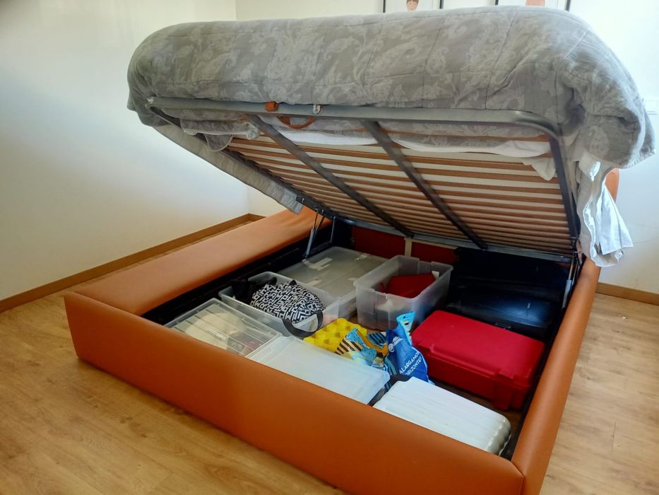 Cama casal pele sintentica com estrado elevatório