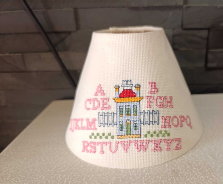 Abat-Jour candeeiro criança. bordado com o alfabeto e um castelo