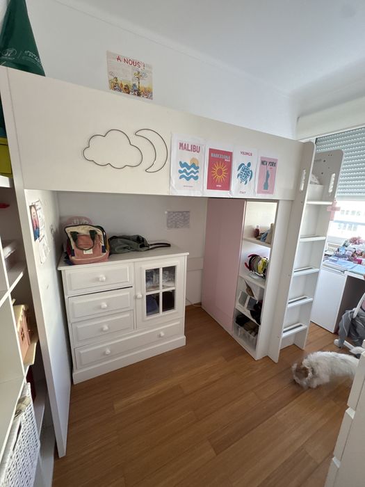 Cama elevada com pequeno armario incluido.