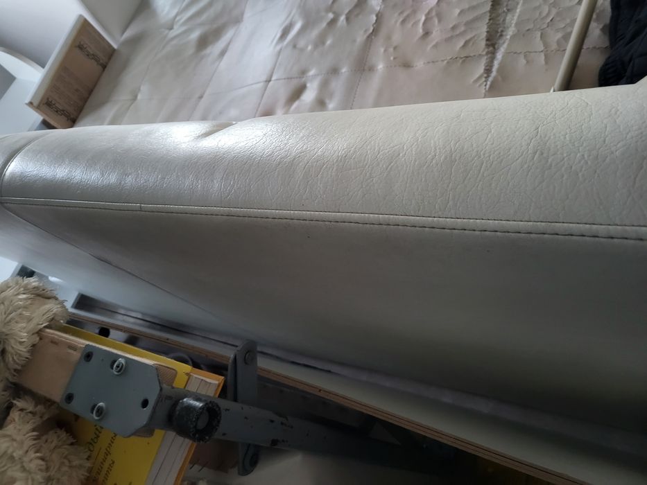 Диван кутовий білий з міцної штучної шкіри