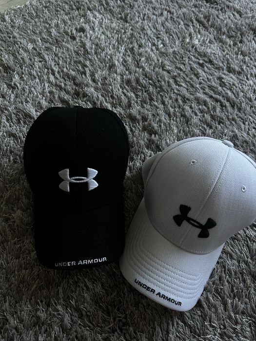 бейсболка Under Armour Men's UA Blitzing з вишитим чорним/білим  логотипом бренду та написом на козирку