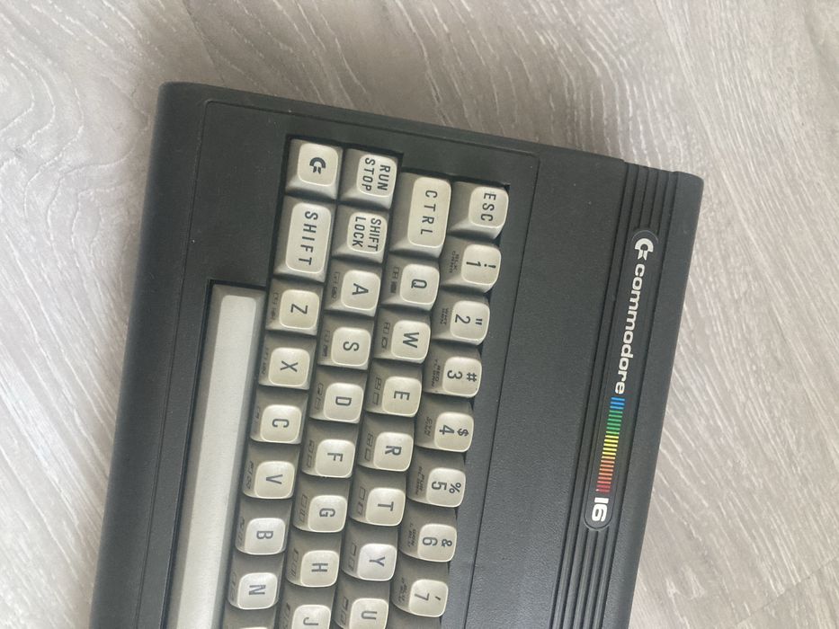 klawiatura commodore 16