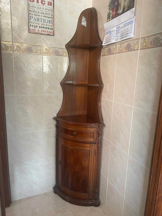 Móvel de canto em madeira