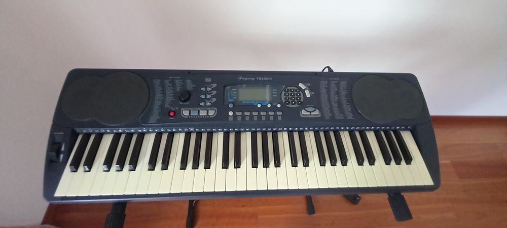 Teclado musical em perfeito estado e com caixa