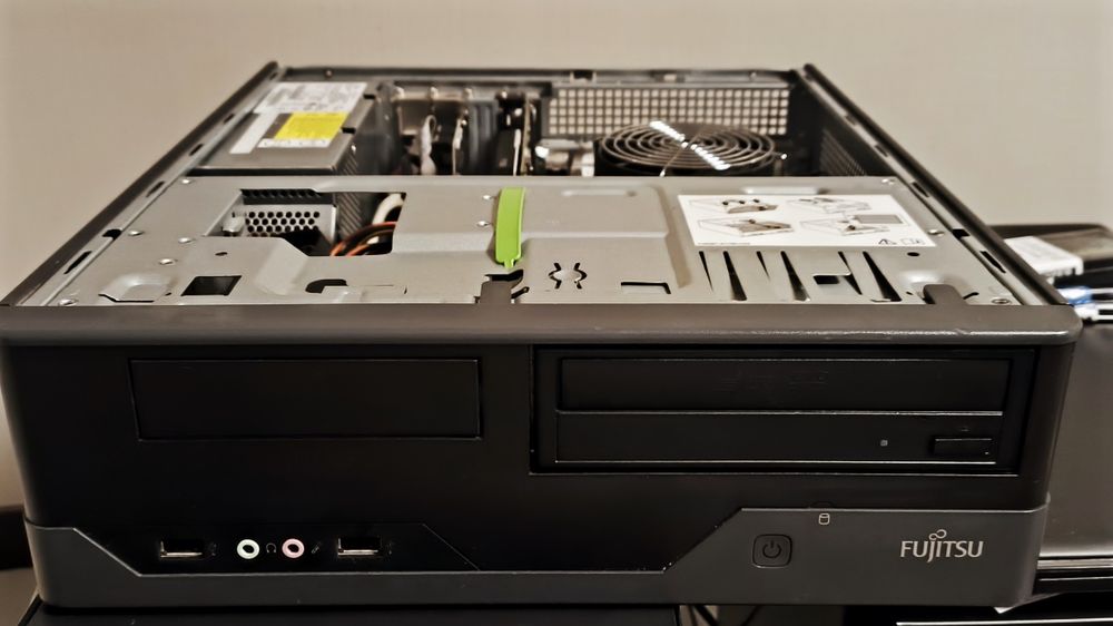 Workstation Compacta Fujitsu SFF | i7 | 16GB RAM | SSD + HDD | NVIDIA Quadro P1000 | Windows 11