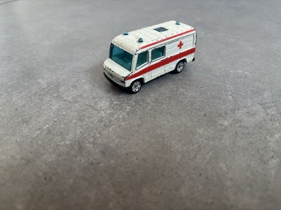 Model Resorak Siku Mercedes 809 D Ambulans