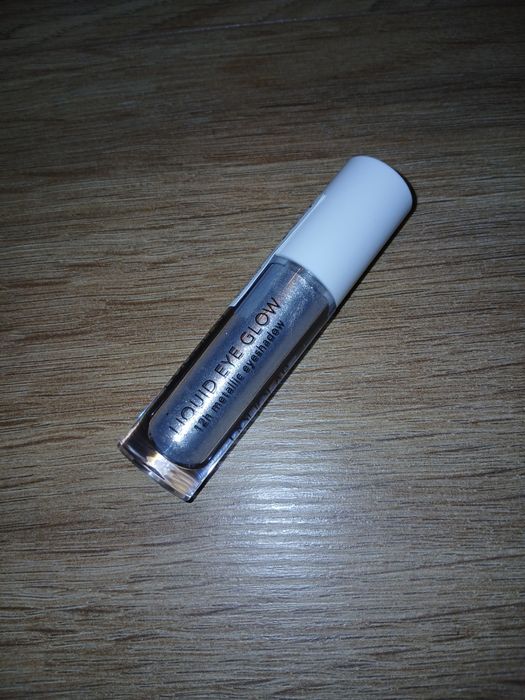 Cień do powiek Douglas Liquid eye glow - 12h metallic eyeshadow