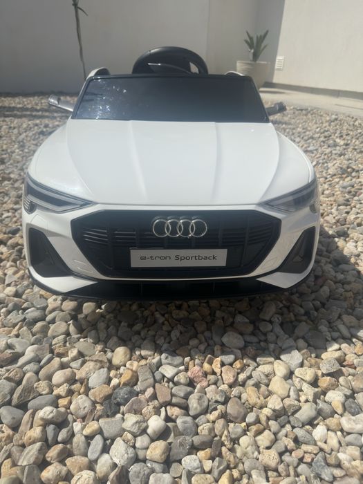 Audi e-tron criança
