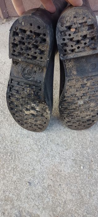 Продам ризинову обув в гарному стані