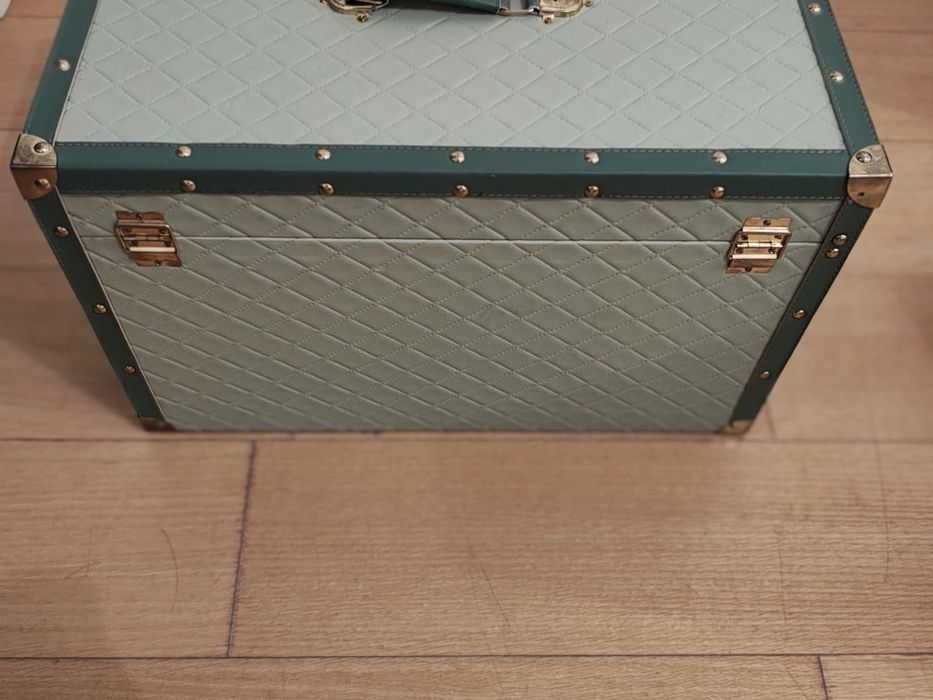 Baú verde elegante  com detalhes dourados tipo cofre