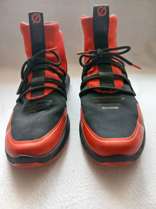 Высокие мужские кроссовки.