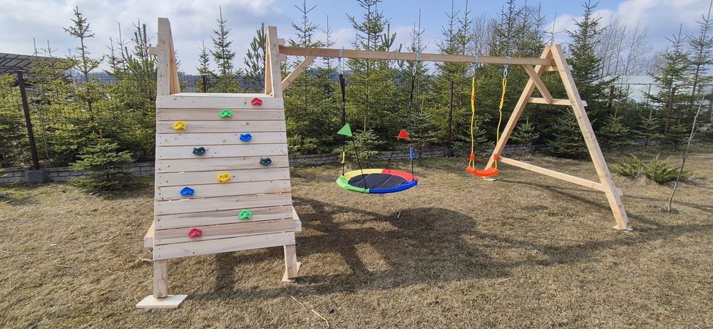 Plac zabaw, huśtawka, gniazdo bocianie, ścianka wspinaczkowa