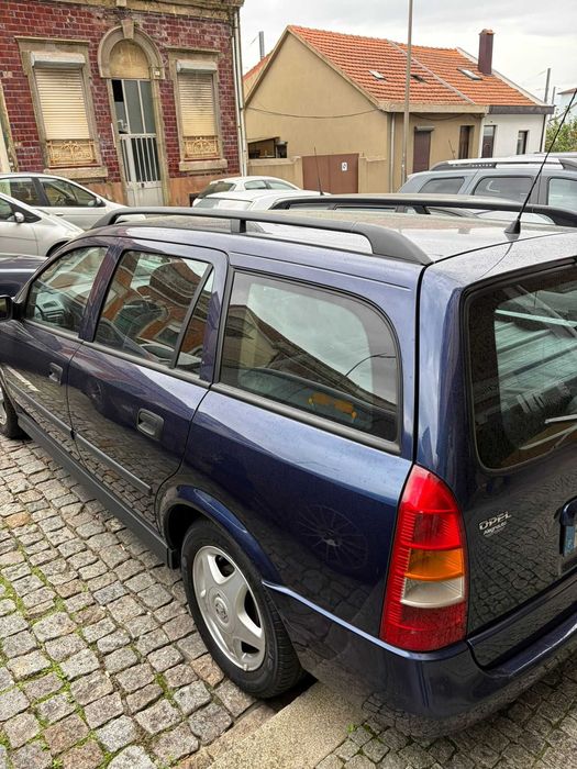 Vendo Astra Caravan.  Ano - 1999 Combustível - Gasolina KMS - 193.000 Carro com manutenção e inspeção em dia.