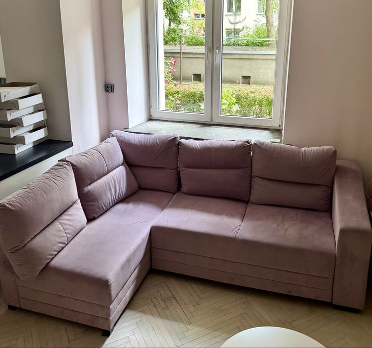 Pudroworóżowa rozkładana kanapa / sofa narożna z funkcją spania Kraków parter