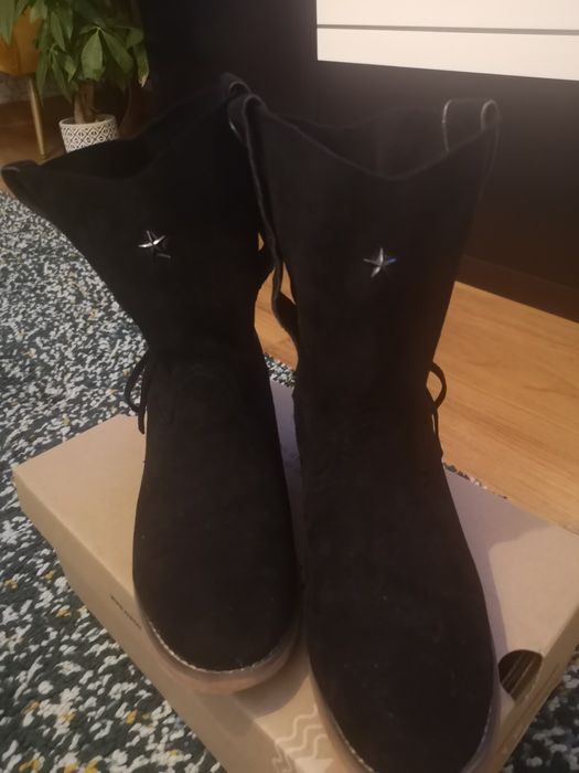 Botas pretas em camurça