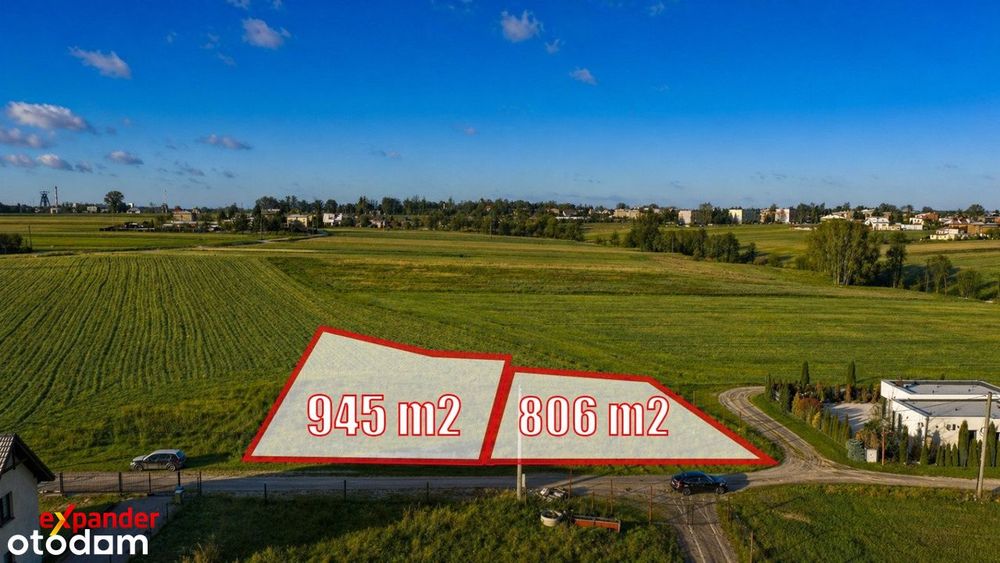 przy drodze asfaltowej/wokół pola i lasy!