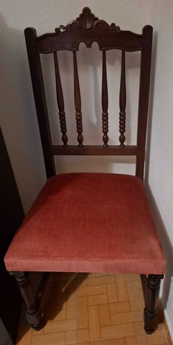 Cama, roupeiro cadeira e espelho