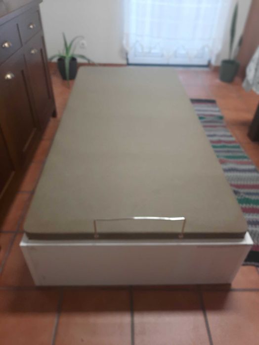 Cama de solteiro com arrumação e colchão