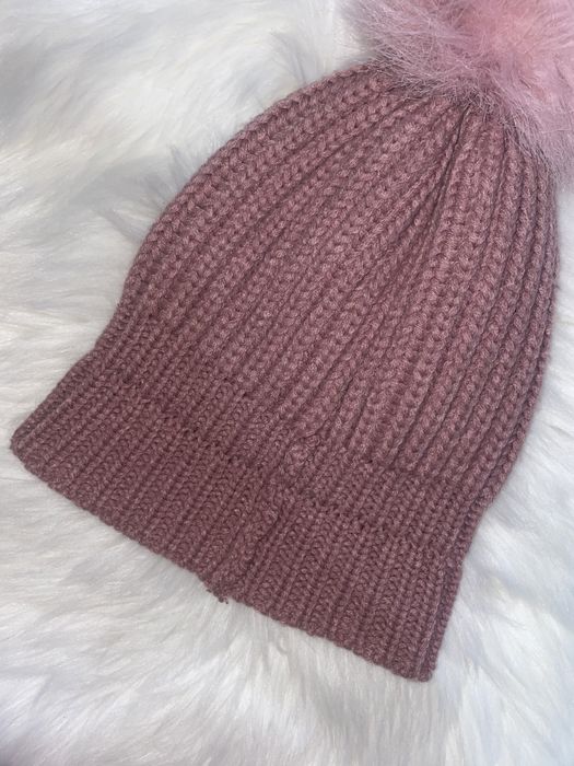 Zimowa czapka z pomponem, plecioną
