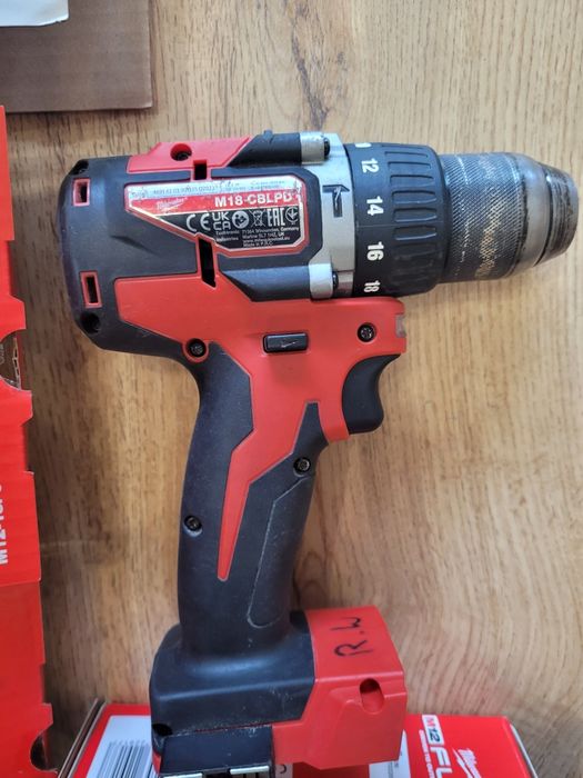 Milwaukee M18  CBLPD + ładowarka