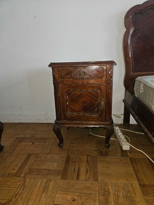Quarto Completo Clássico em Madeira Maciça | Cama, Roupeiro, Cómoda, Toucador e Mesas de Cabeceira