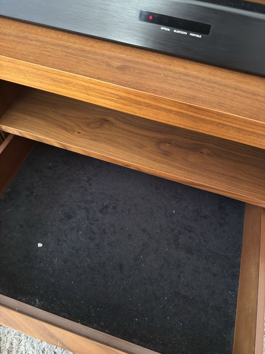 Movel Tv Nogueira  Lux Alfaiate de Interiores, pes em inox