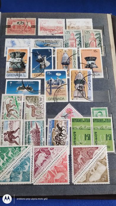 Klaser ze znaczkami z różnych krajów.