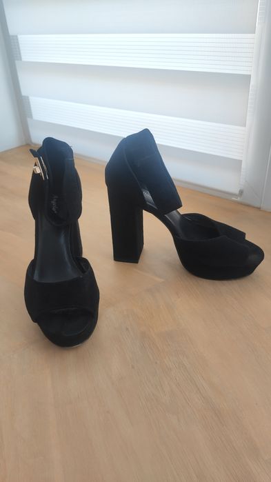 Замшеві босоніжки