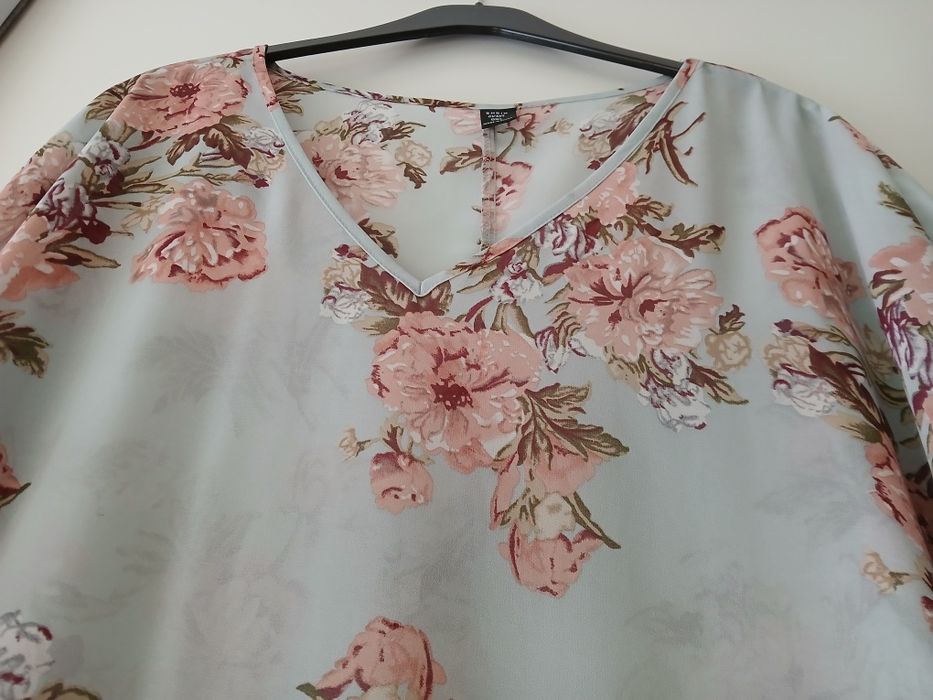 Blusa azul acinzentada com flores