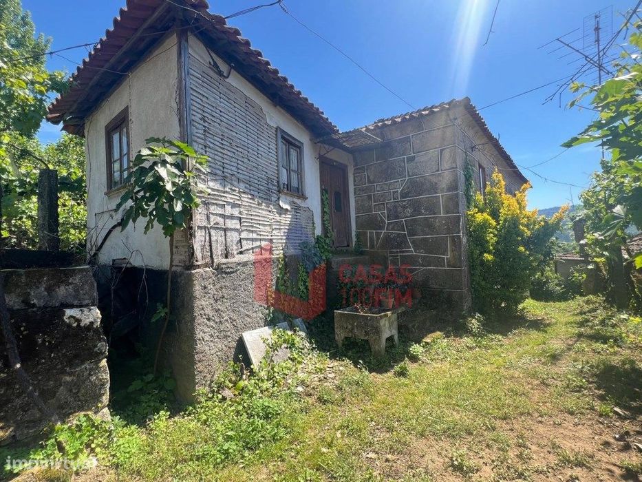 Duas Moradias geminadas para reconstruir inseridas num terreno com ...