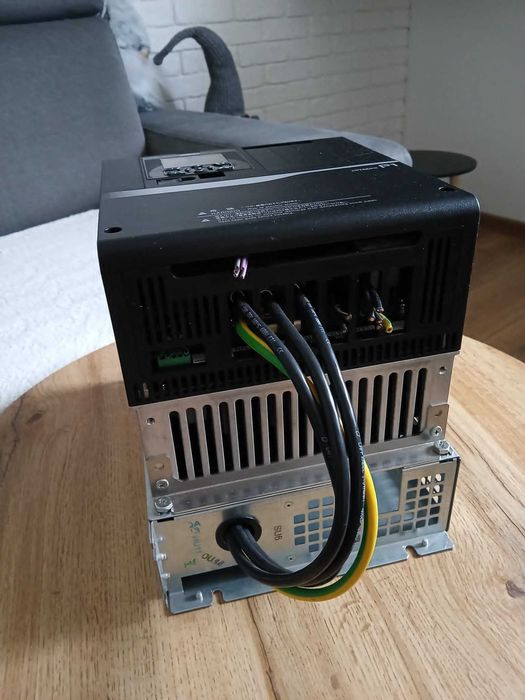 Falownik, Przetwornica napięcia Hitachi