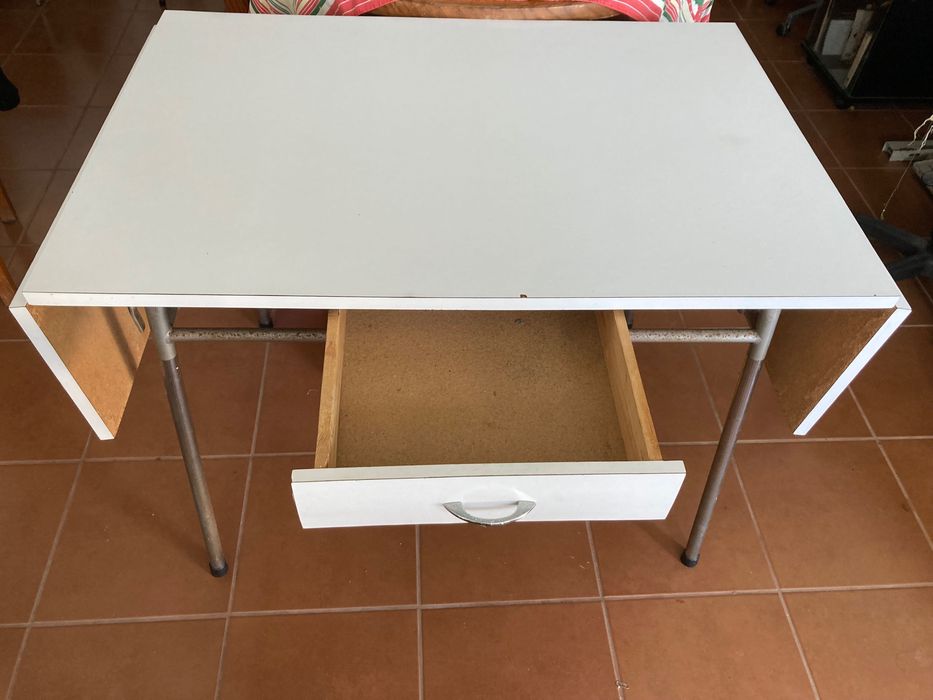 Mesa branca extensível com gaveta