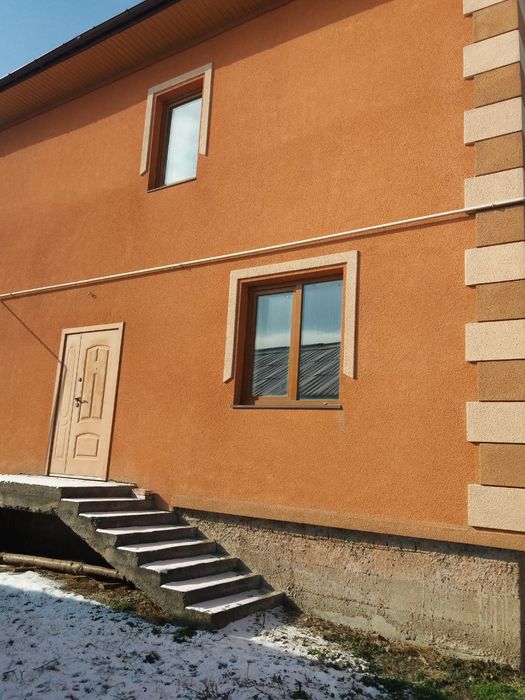 Продається двоповерховий житловий будинок