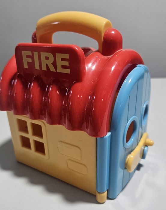 Великий ігровий набір elc happyland: автобус, поліцейський участок, пожарний ангар та фігурки