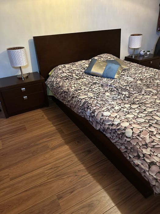 Mobilia de quarto em wenge com arrumacao por baixo e comoda ikea