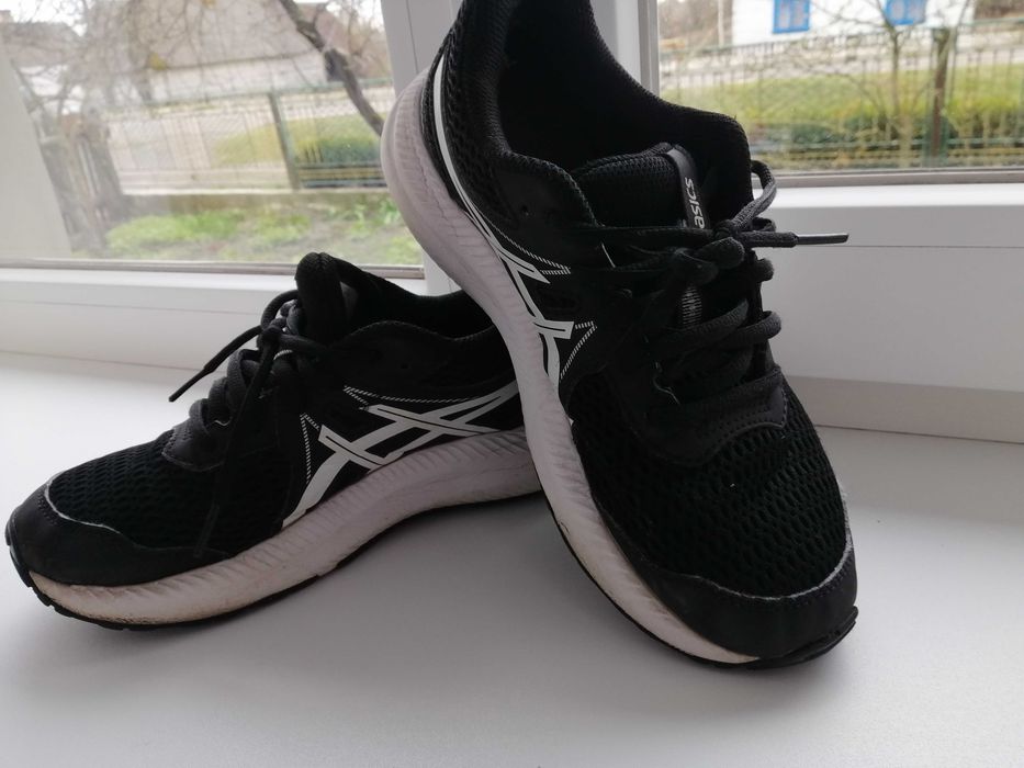 Оригінальні кросівки Asics в хорошому стані та недорого