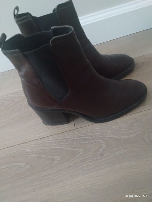 Botki koloru brązowego skòrzane