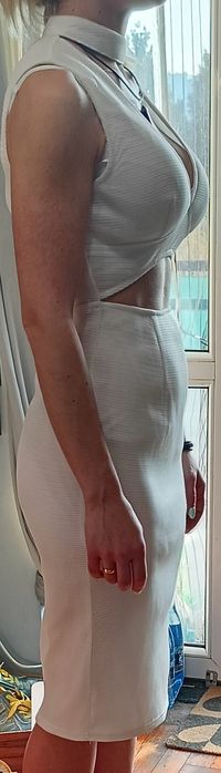 Biała obcisła sukienka