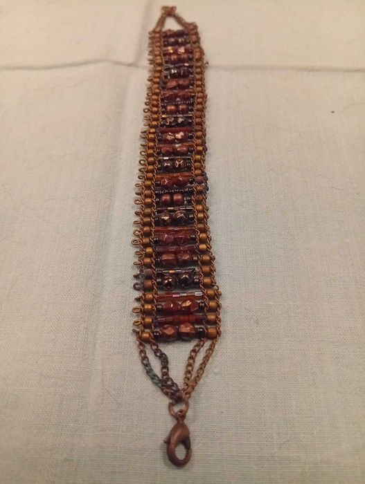 Pulseira artesanal, complexa e elegante