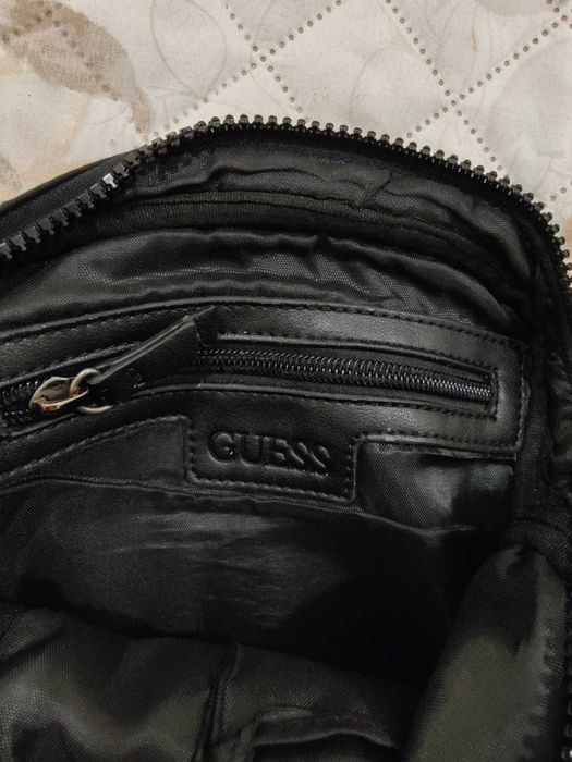 Mala tiracolo Guess em estado semi-novo 19x25 cm